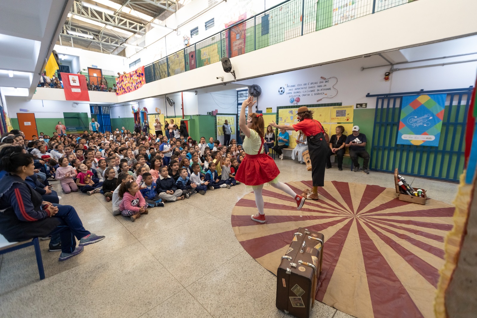 Trupe guarulhense Rué La Companhia diverte alunos de Cumbica no lançamento do Brincando com Pipas