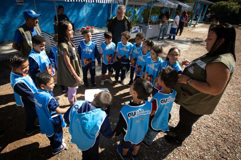 Alunos da EPG São Domingos visitam escola de compostagem no Taboão
