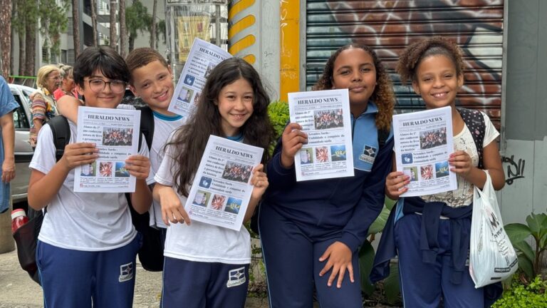 Alunos do ensino fundamental distribuem jornal estudantil no Jardim Tranquilidade