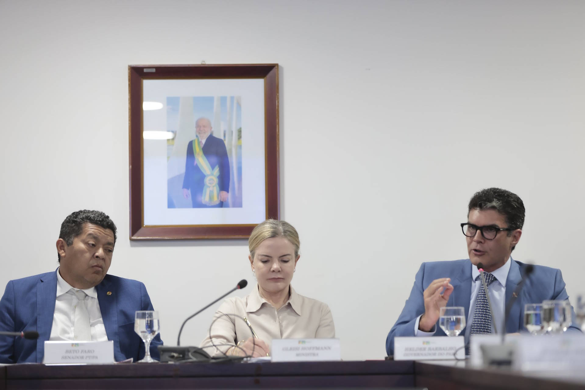 Após pressão, Helder Barbalho pede fim dos embargos em Altamira Após pressão, Helder Barbalho pede fim dos embargos em Altamira