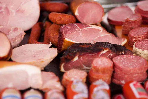 Carnes processadas podem acelerar o envelhecimento do cérebro, aponta estudo