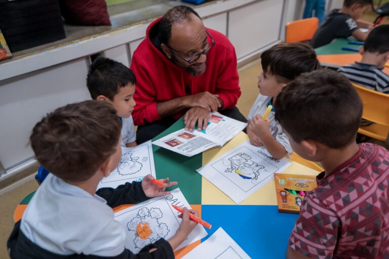 Escolas da Prefeitura recebem o escritor Henrique André na Semana do Brincar