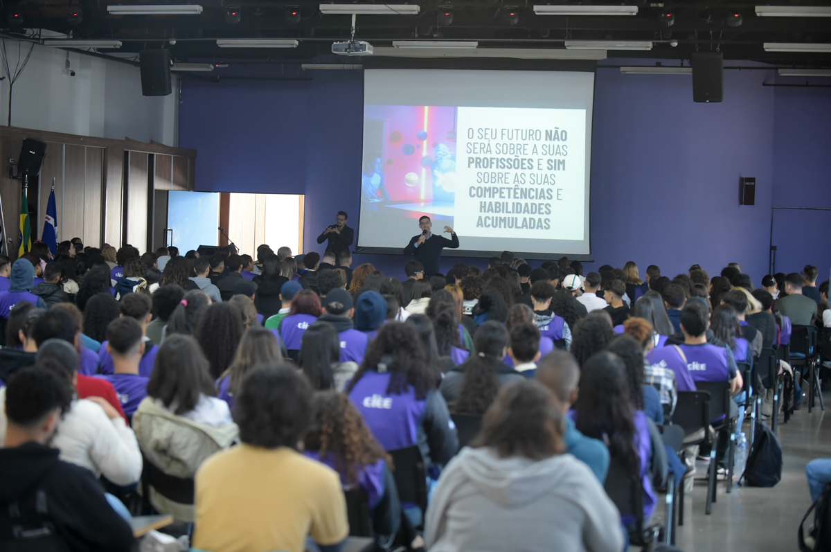 Prefeitura mobiliza mais de 600 jovens em evento para vagas de estágio Prefeitura mobiliza mais de 600 jovens em evento para vagas de estágio
