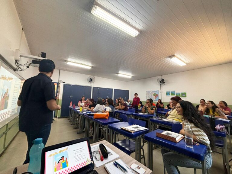 Professores da rede municipal recebem formação em espanhol para atender população migrante