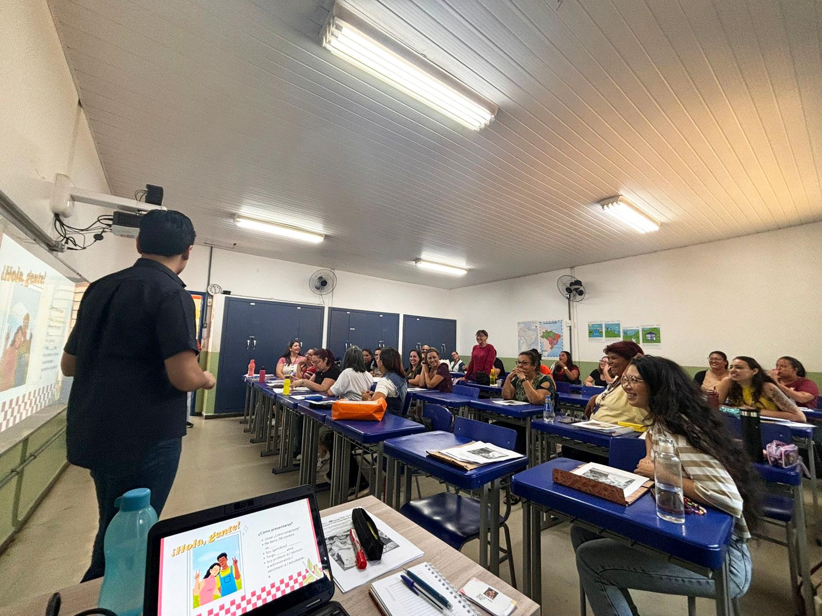 Professores da rede municipal recebem formação em espanhol para atender população migrante Professores da rede municipal recebem formação em espanhol para atender população migrante