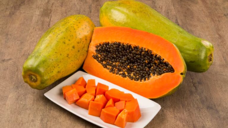 Descubra 5 benefícios do mamão e um alerta importante sobre a fruta