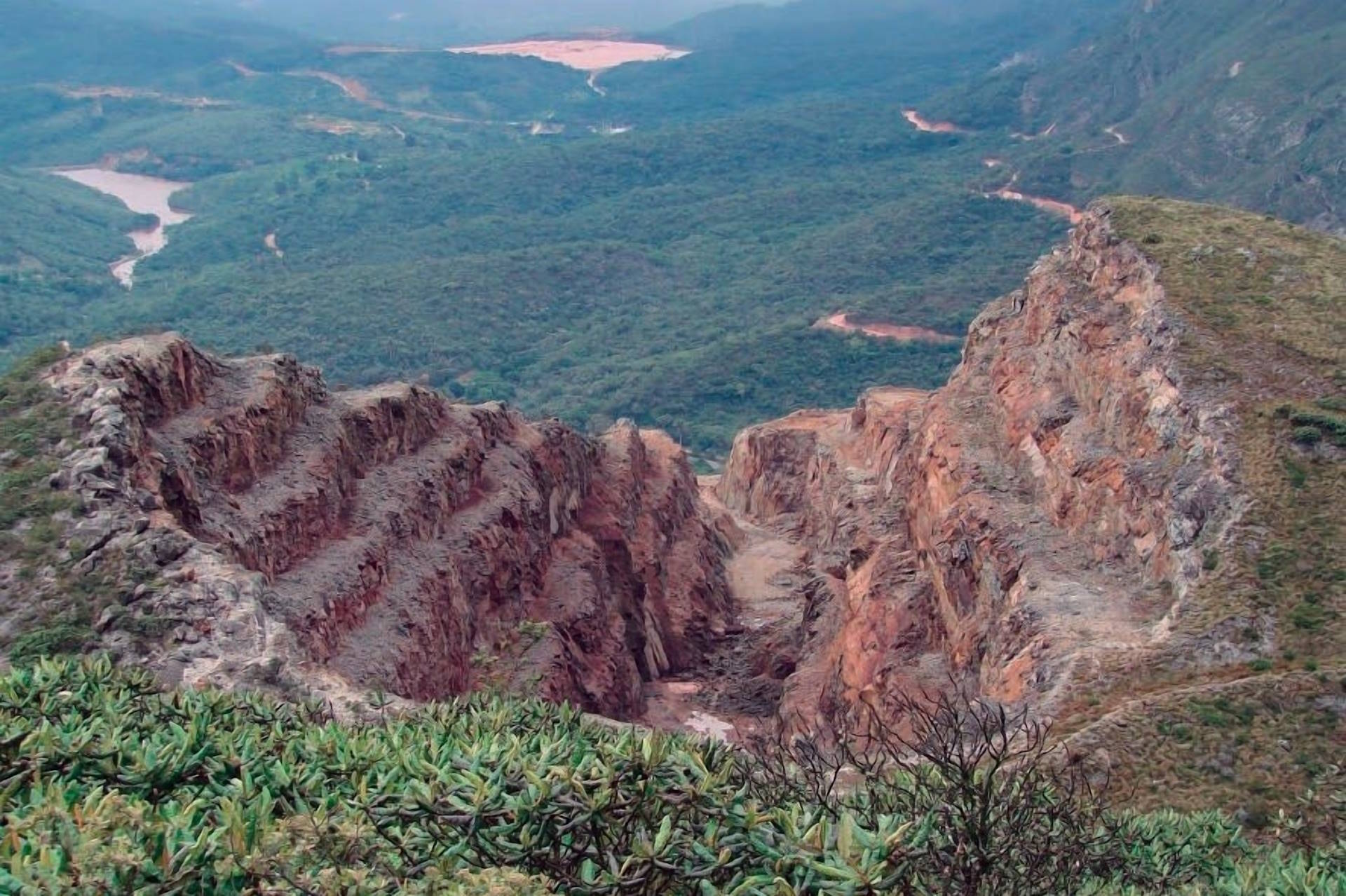 Entre buracos e tremores de terra, povoados enfrentam o avanço da mineração na Bahia Entre buracos e tremores de terra, povoados enfrentam o avanço da mineração na Bahia