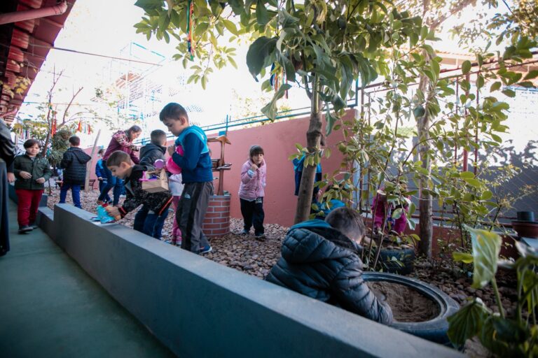 Escola da Prefeitura inaugura espaço lúdico que une brincadeira e o contato com a natureza  