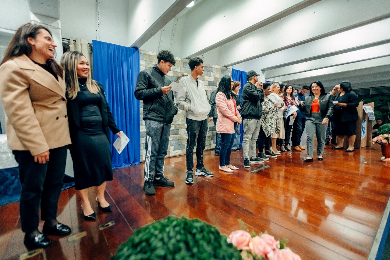 Formatura da EJA emociona alunos e professores em cerimônia na UNG