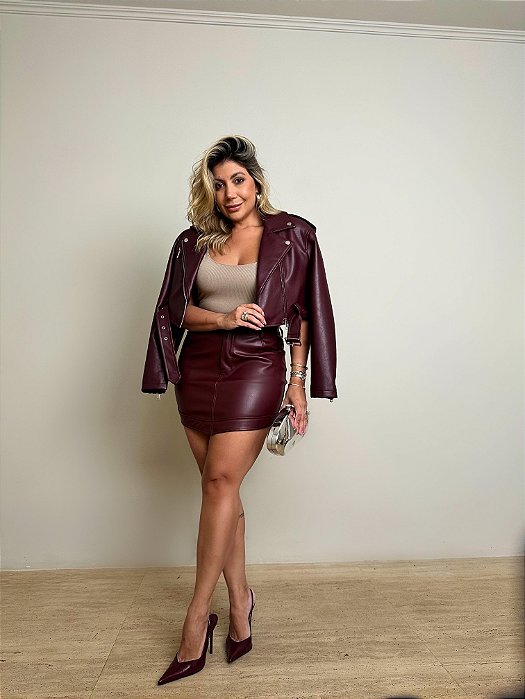Looks Neutros com Charme: Combinando Top Preto, Saia Midi Bege e Saia Curta Branca Looks Neutros com Charme: Combinando Top Preto, Saia Midi Bege e Saia Curta Branca
