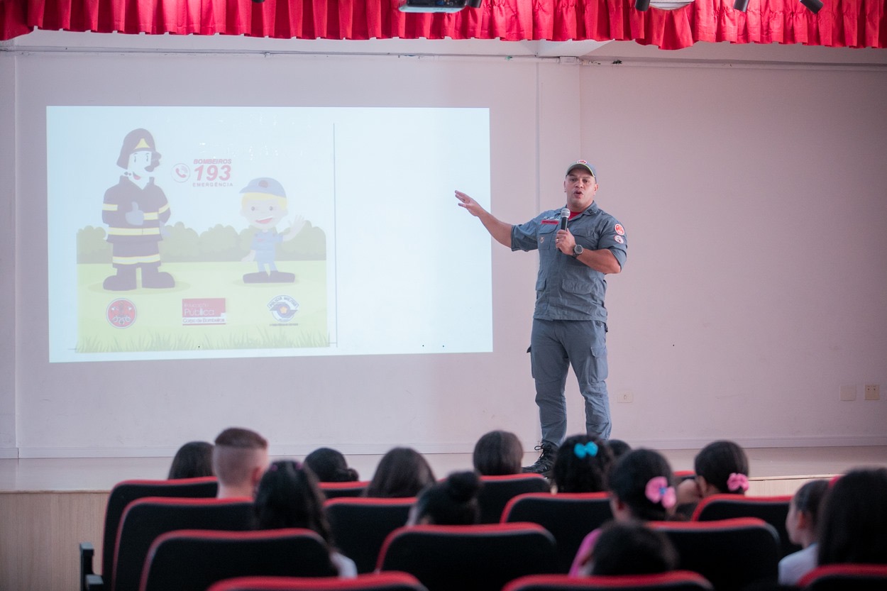Programa Bombeiro na Escola atende 1.900 estudantes da rede municipal Programa Bombeiro na Escola atende 1.900 estudantes da rede municipal