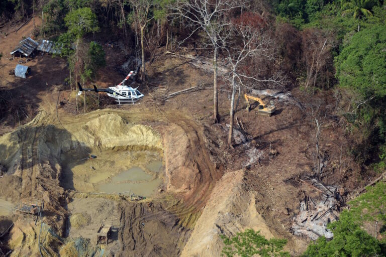 Garimpo alimenta rede de exploração sexual e tráfico de pessoas na floresta