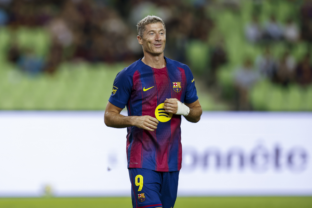 Lewandowski sofre lesão na coxa e é dúvida no Barcelona para início da temporada