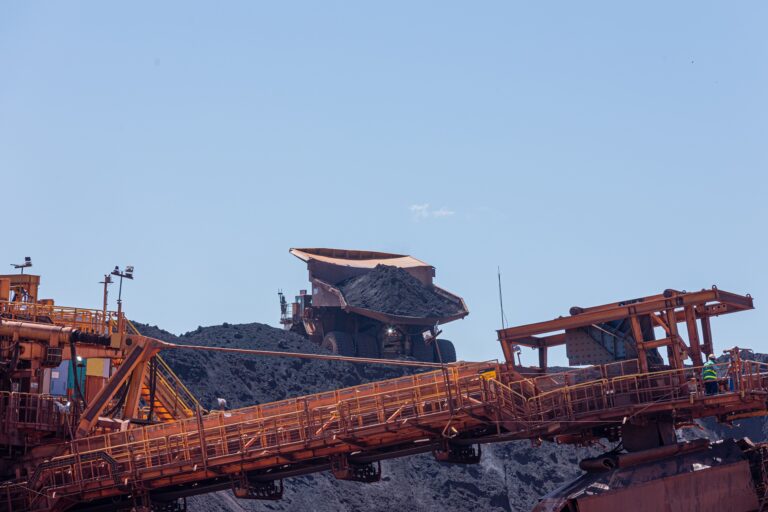 Mineração estratégica avança no Congresso em meio a disputas políticas e socioambientais