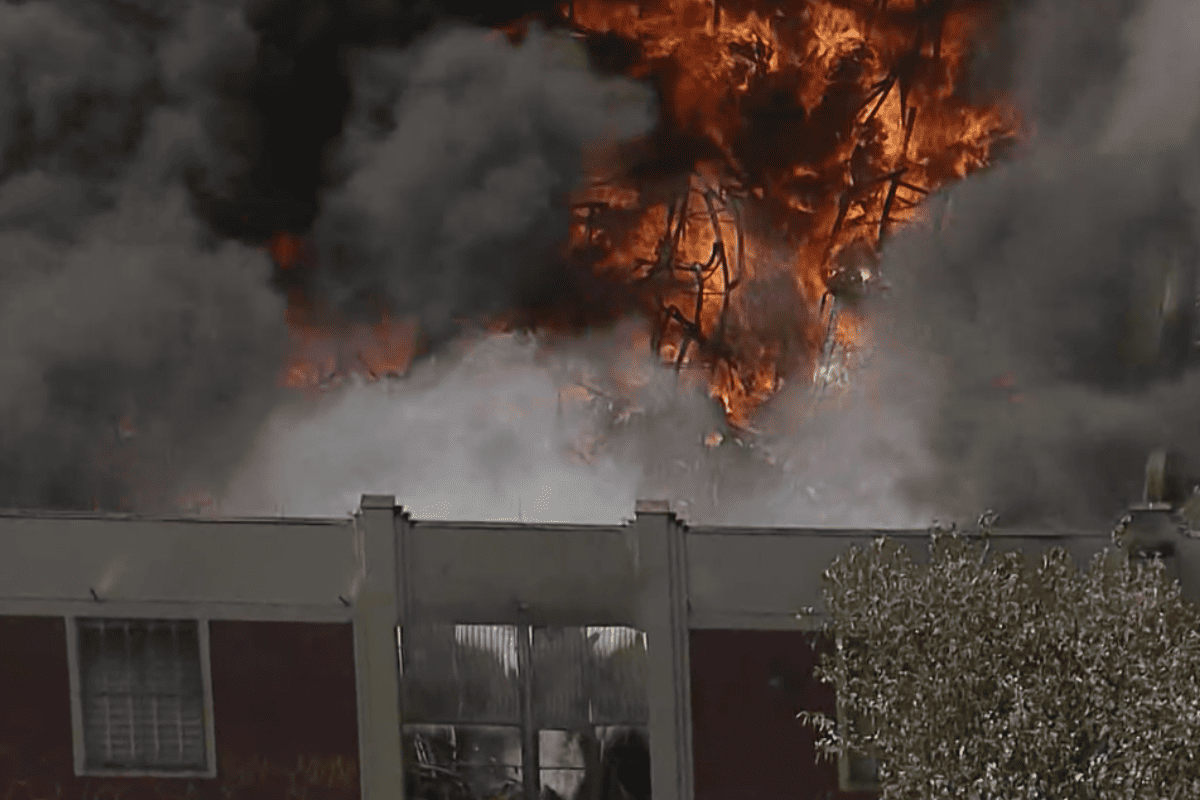 Vídeo mostra incêndio em galpão com tecidos na zona oeste de SP