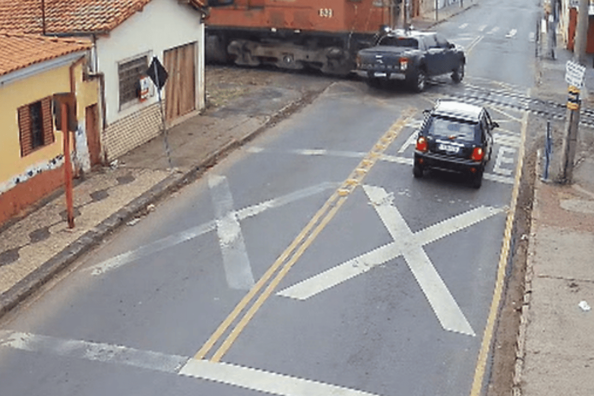 Vídeo: caminhonete invade via férrea e é arrastada por trem em SP