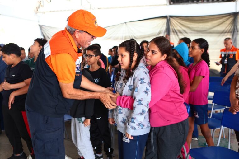 Alunos da EPG Teresinha Mian participam de aula inaugural de curso sobre defesa e cidadania