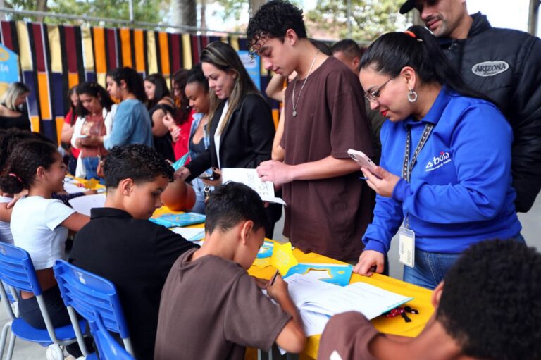 Alunos lançam livros com heróis negros e reforçam o debate sobre a educação antirracista