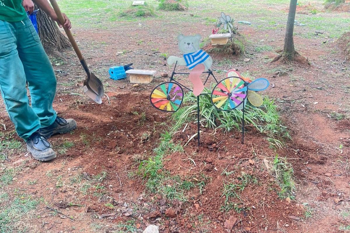 Cemitério perde cova de bebê e família se desespera em exumação