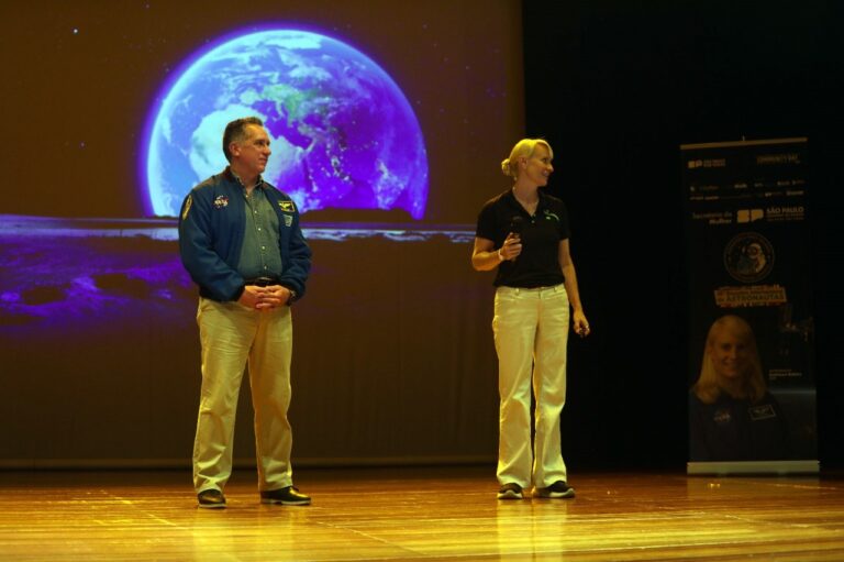 Estudantes de escola no Jardim Ponte Alta recebem visita de astronautas da NASA