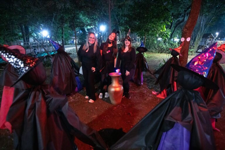 Fantasias e maquiagens assustadoras marcam festa de Halloween no Parque Júlio Fracalanza