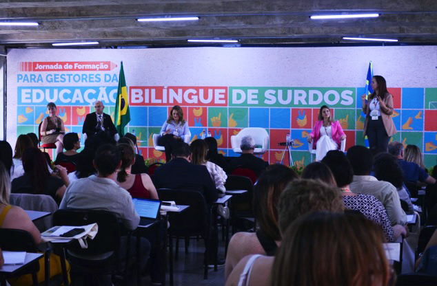 Guarulhos participa de evento formativo sobre educação bilíngue de surdos em Brasília
