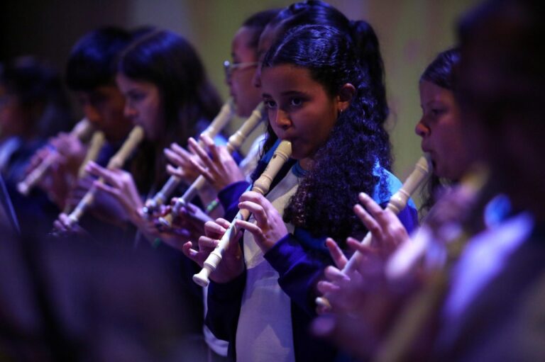 Projeto Doce Sopro encanta famílias em apresentação musical no Teatro Adamastor