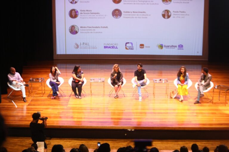 Seminário no CEU Ponte Alta debate o brincar como linguagem da infância