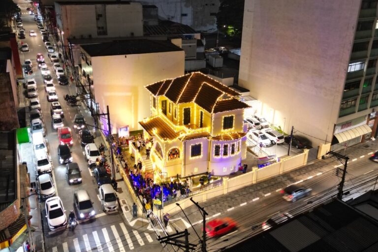 Iluminação de Natal marca o centenário do Casarão da Nossa História