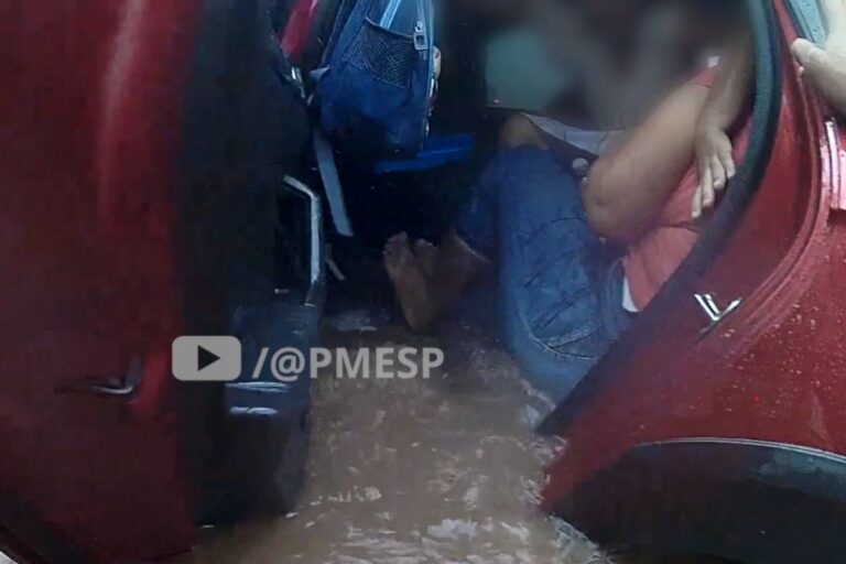 Chuva em SP: câmeras corporais de PM mostram resgate de família ilhada. Veja vídeo