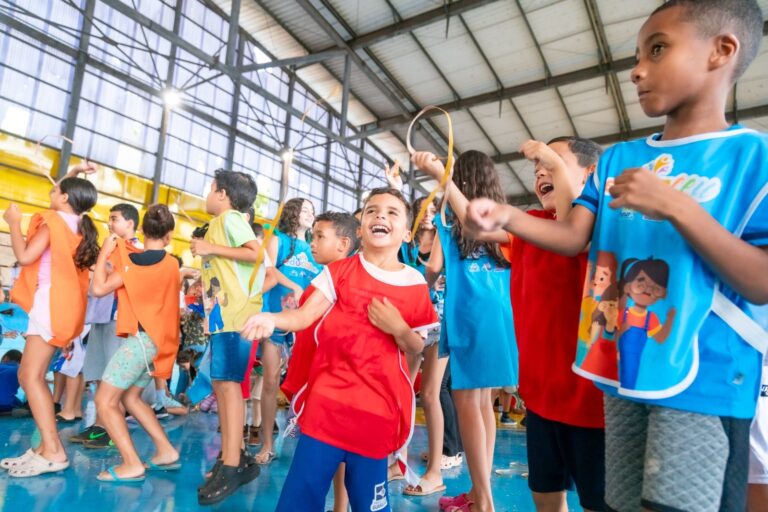 Estação Férias leva crianças a centros educacionais e incentiva a socialização