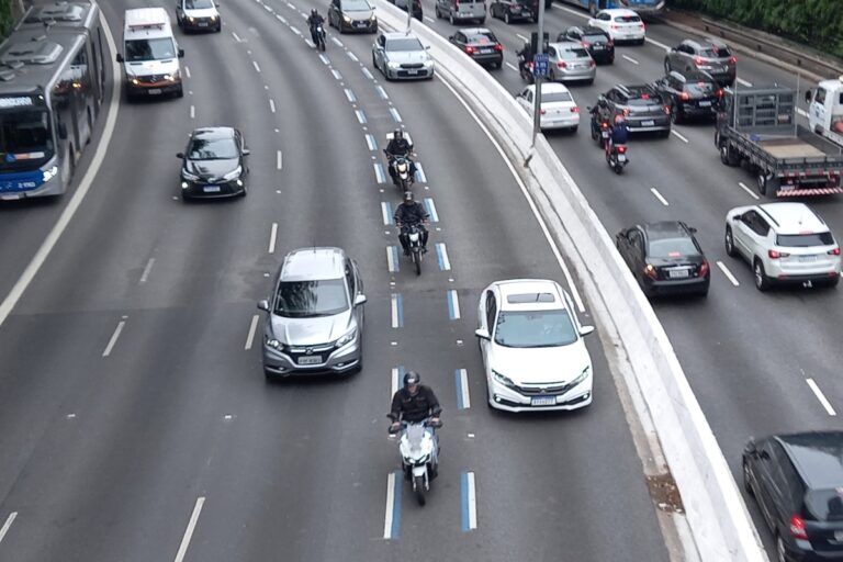 Estudo mostra que Faixa Azul incentiva abuso de velocidade com motos