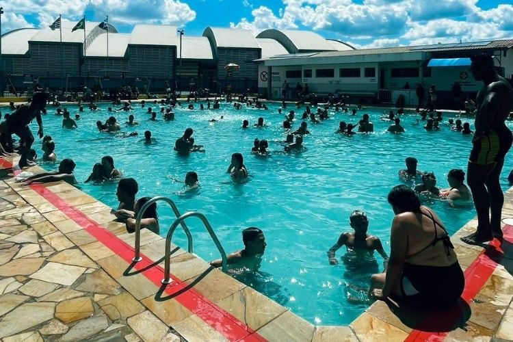 Sol e altas temperaturas atraem milhares de pessoas aos CEUs de Guarulhos nos finais de semana